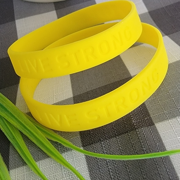 Set 2 LIVE STRONG Yellow Bracelets LIVESTRONG Bracelet Bangle Wristband Nike - Picture 1 of 4